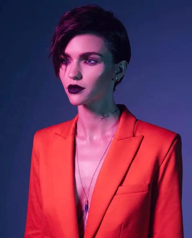 超会撩妹的 Ruby Rose 一个眼神就能被她掰弯