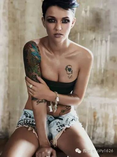 纹身 | 把女的掰弯，把男的掰直！Ruby Rose 靠的还有她身上的纹身