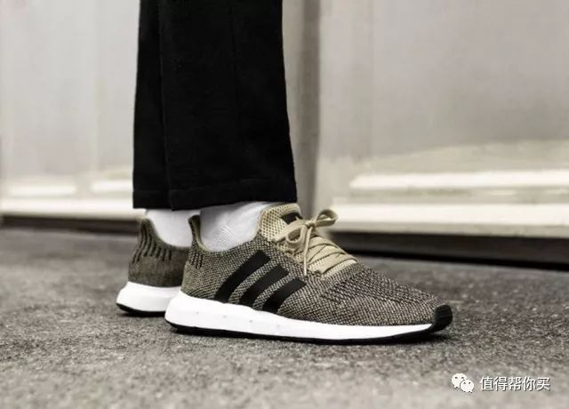 【复古简约】Adidas Swift Run简约舒适透气编织鞋面男士跑鞋