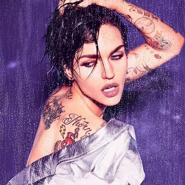 超会撩妹的 Ruby Rose 一个眼神就能被她掰弯