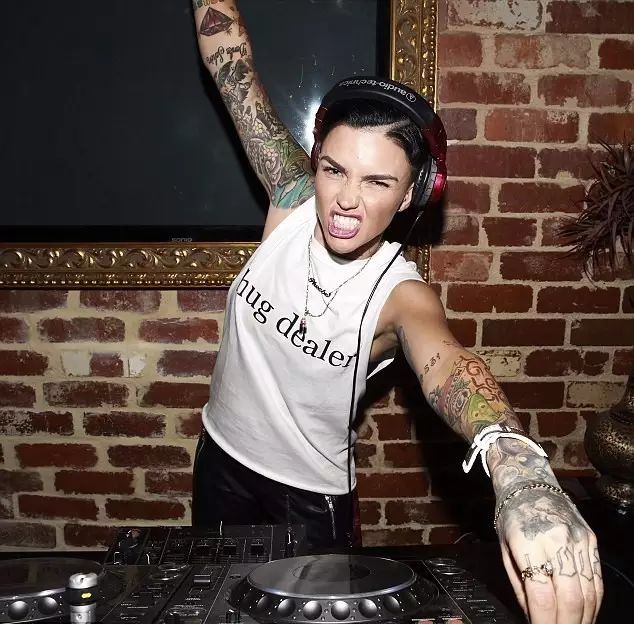 超会撩妹的 Ruby Rose 一个眼神就能被她掰弯