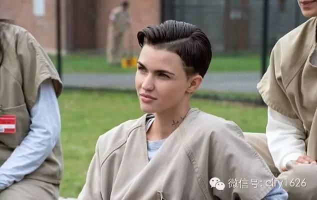 纹身 | 把女的掰弯，把男的掰直！Ruby Rose 靠的还有她身上的纹身