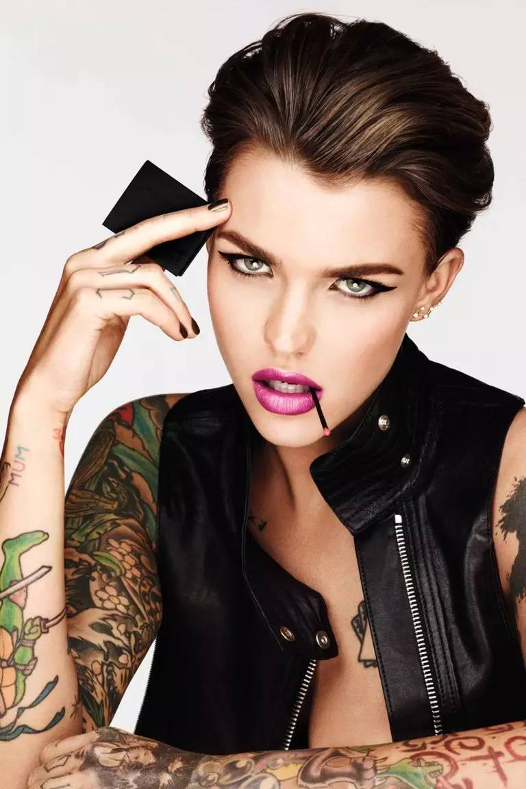 完美诠释中性帅气与性感女人味：Ruby Rose