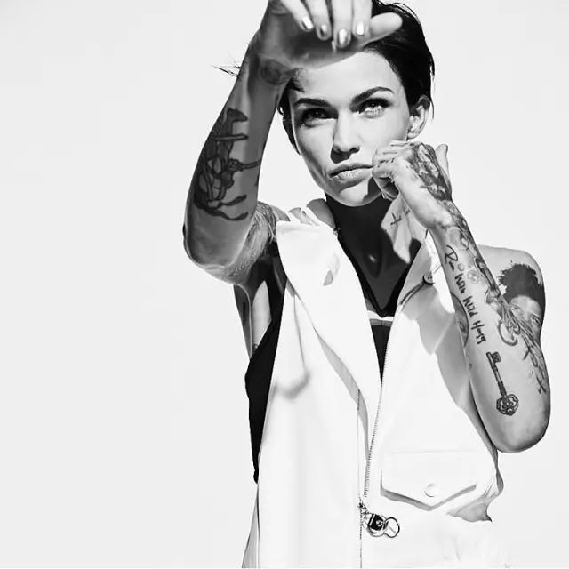 超会撩妹的 Ruby Rose 一个眼神就能被她掰弯