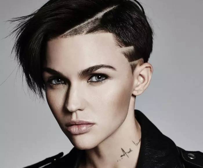 完美诠释中性帅气与性感女人味：Ruby Rose