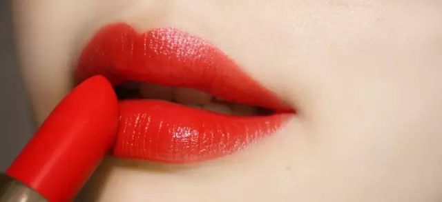 听说你们都喜欢“Mac Ruby woo”？！那就送送送啊！我这么土豪，你们知道么？