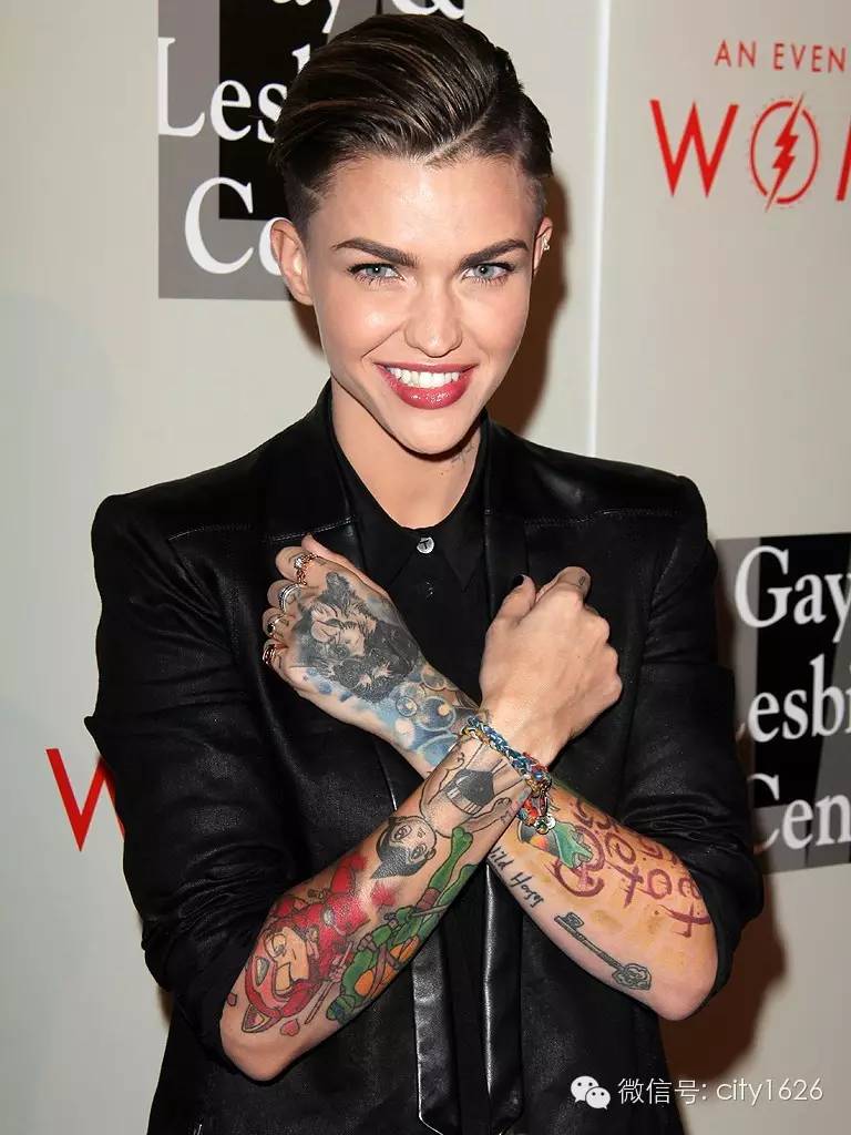 纹身 | 把女的掰弯，把男的掰直！Ruby Rose 靠的还有她身上的纹身