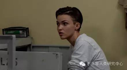 你萌知不知道之前那个特别帅的T， Ruby Rose，加盟了女子监狱第三季啊？不说了我去看剧了