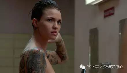 你萌知不知道之前那个特别帅的T， Ruby Rose，加盟了女子监狱第三季啊？不说了我去看剧了