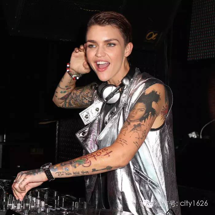 纹身 | 把女的掰弯，把男的掰直！Ruby Rose 靠的还有她身上的纹身