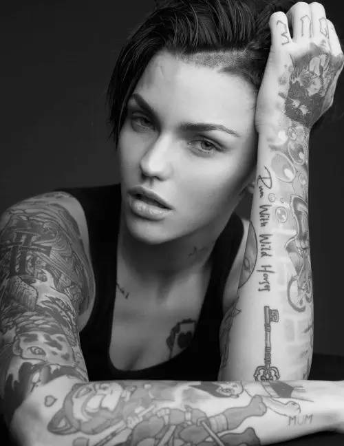 完美诠释中性帅气与性感女人味：Ruby Rose