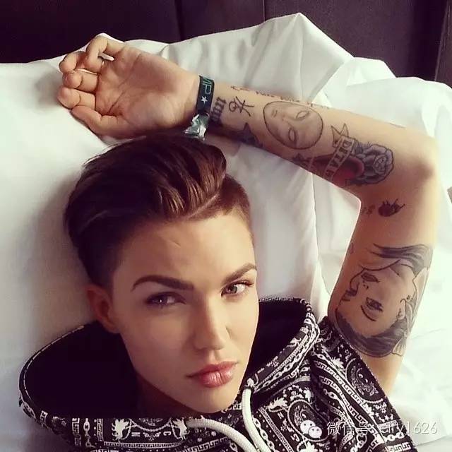 纹身 | 把女的掰弯，把男的掰直！Ruby Rose 靠的还有她身上的纹身