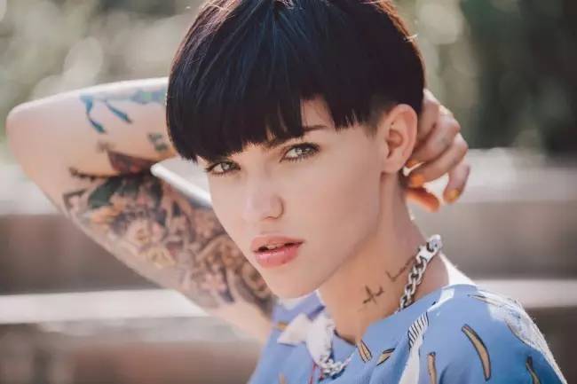 完美诠释中性帅气与性感女人味：Ruby Rose