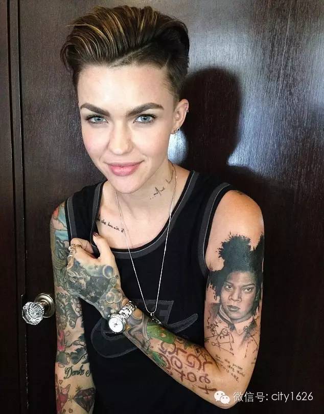 纹身 | 把女的掰弯，把男的掰直！Ruby Rose 靠的还有她身上的纹身