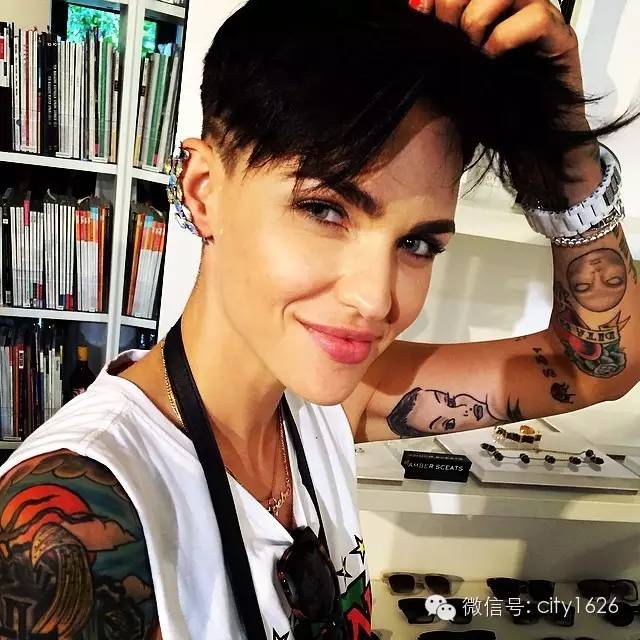 纹身 | 把女的掰弯，把男的掰直！Ruby Rose 靠的还有她身上的纹身