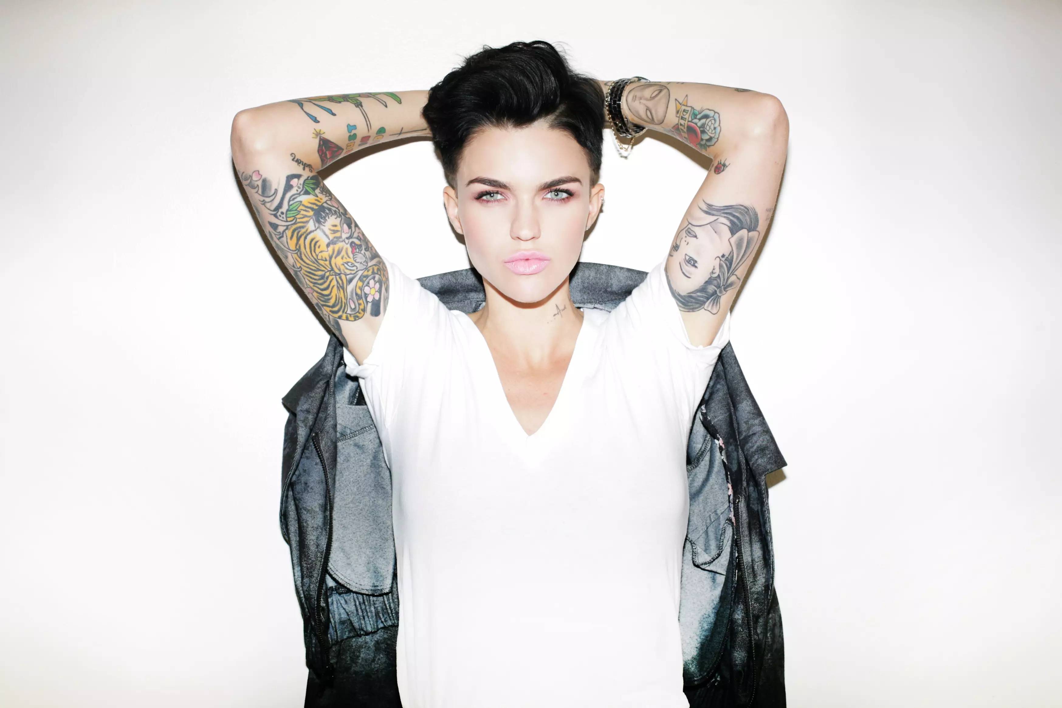 完美诠释中性帅气与性感女人味:ruby rose