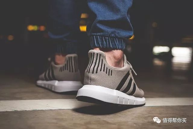 【复古简约】Adidas Swift Run简约舒适透气编织鞋面男士跑鞋