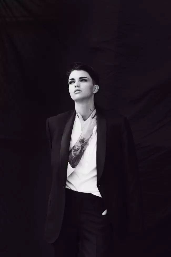 完美诠释中性帅气与性感女人味：Ruby Rose