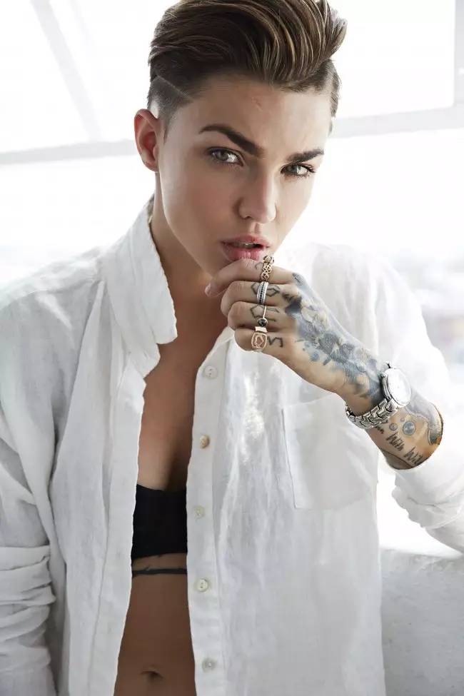 完美诠释中性帅气与性感女人味：Ruby Rose