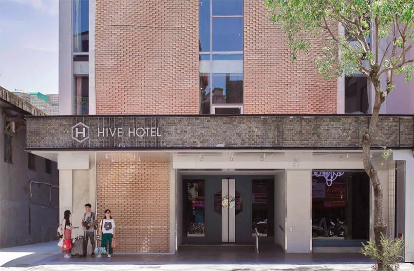 建筑改造——老饭店变身清水红砖波纹HIVE HOTEL精品旅馆