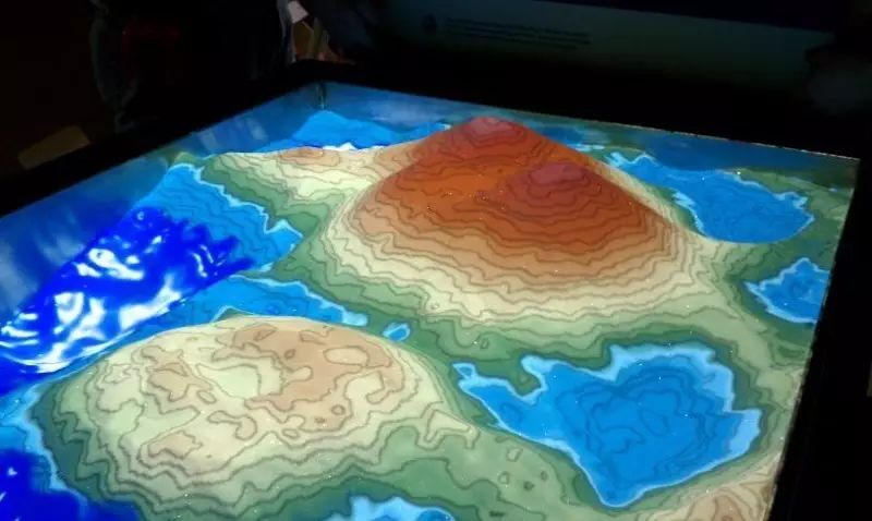 AR Sandbox：增强现实与互动沙盘结合，让自然科学更有趣