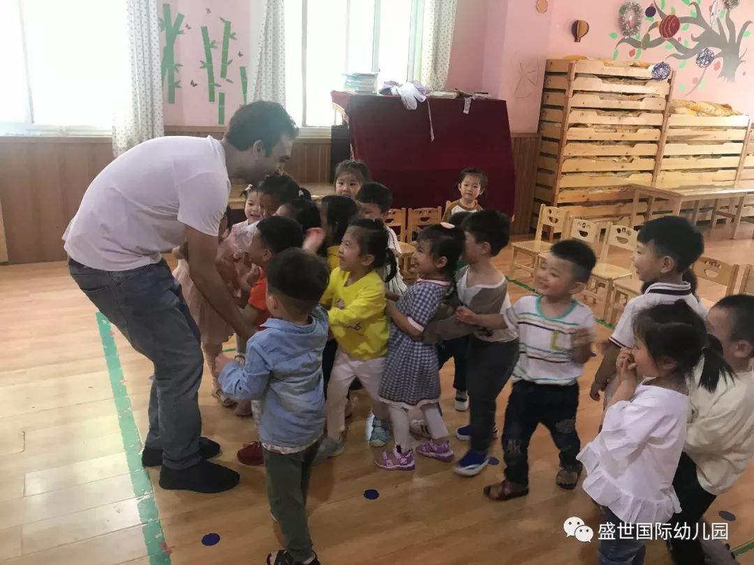 外教老师SK Marvin与盛世国际幼儿园宝贝们开心的一天！