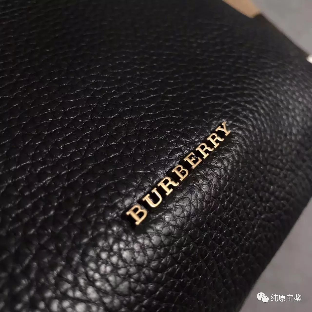 Burberry Canvas 格纹双肩包鉴别要点