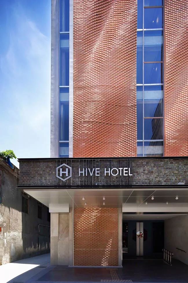 HIVE HOTEL | 老饭店摇身一变成清水红砖波纹立面