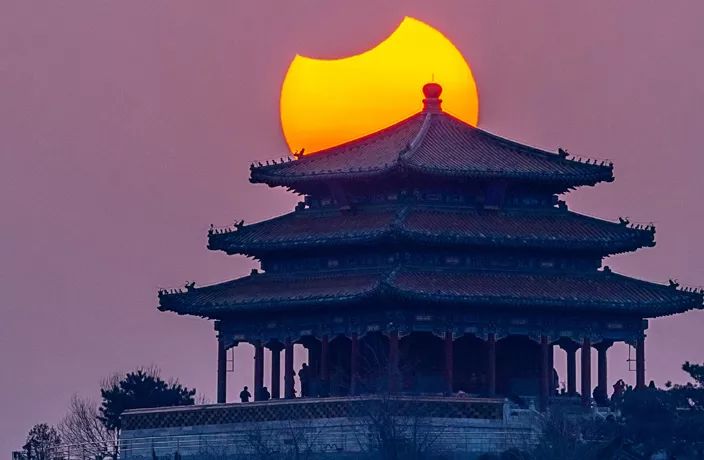 PHOTOS: Solar Eclipse Wows North China Residents