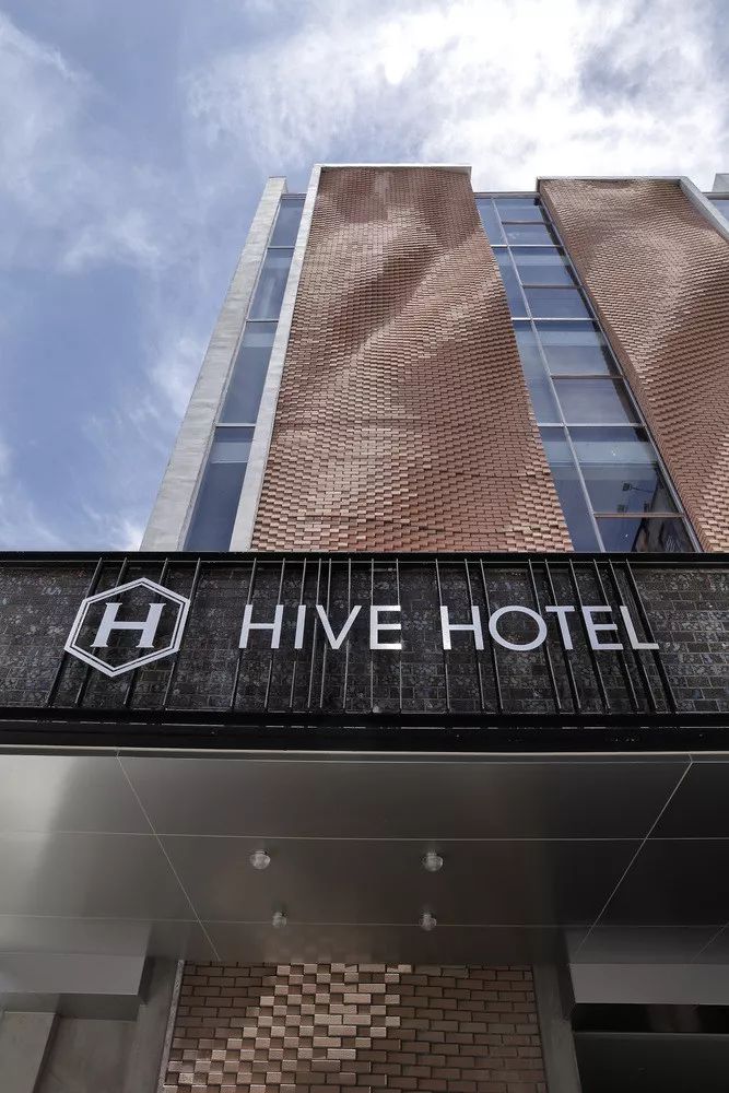 Hive Hotel 台湾首例人工建造参数化‘波浪外墙‘ / 前置建筑