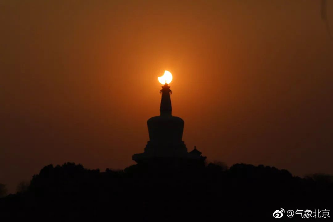 PHOTOS: Solar Eclipse Wows North China Residents