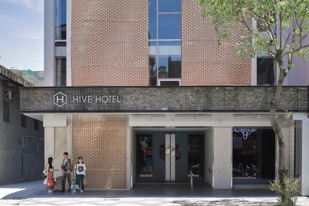 Hive Hotel 台湾首例人工建造参数化‘波浪外墙‘ / 前置建筑