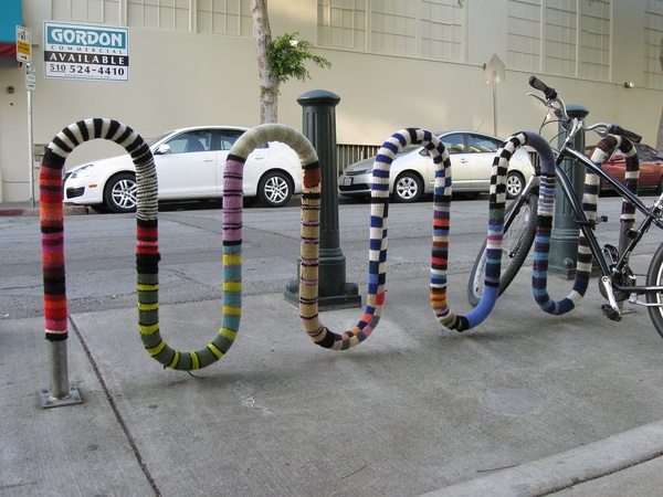 ”Yarn bombing“ 针织涂鸦