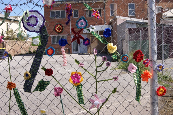 ”Yarn bombing“ 针织涂鸦