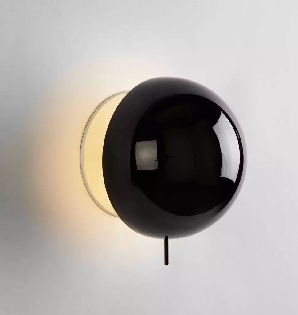 温暖又冷酷的日食壁灯「Eclipse Sconce」