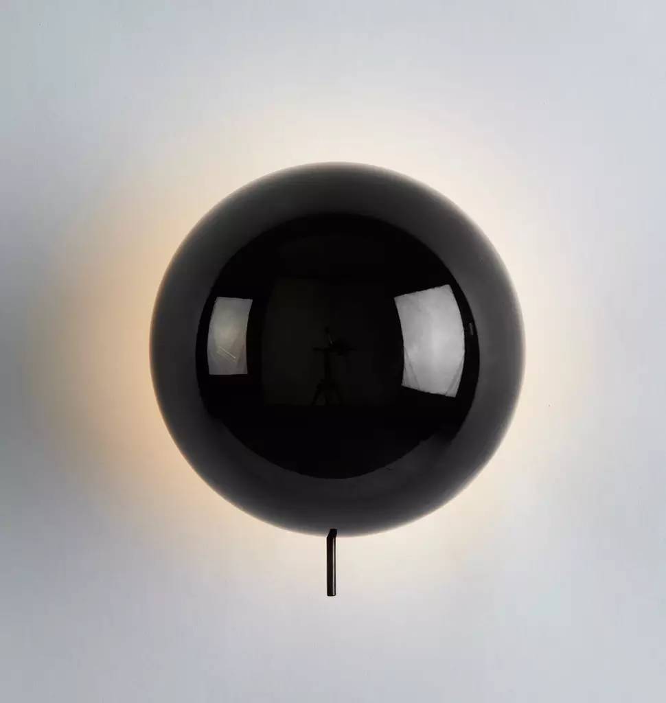 温暖又冷酷的日食壁灯「Eclipse Sconce」