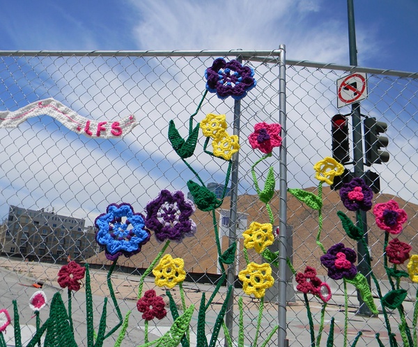 ”Yarn bombing“ 针织涂鸦