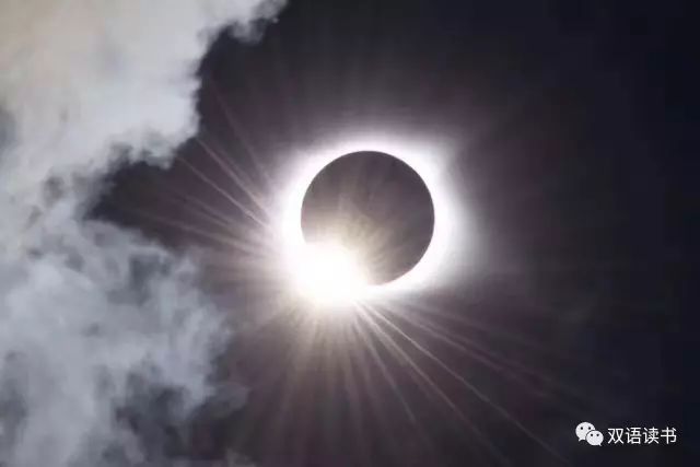 双语伴读 | A total solar eclipse 百年难遇的美国日全食，你观测了吗？