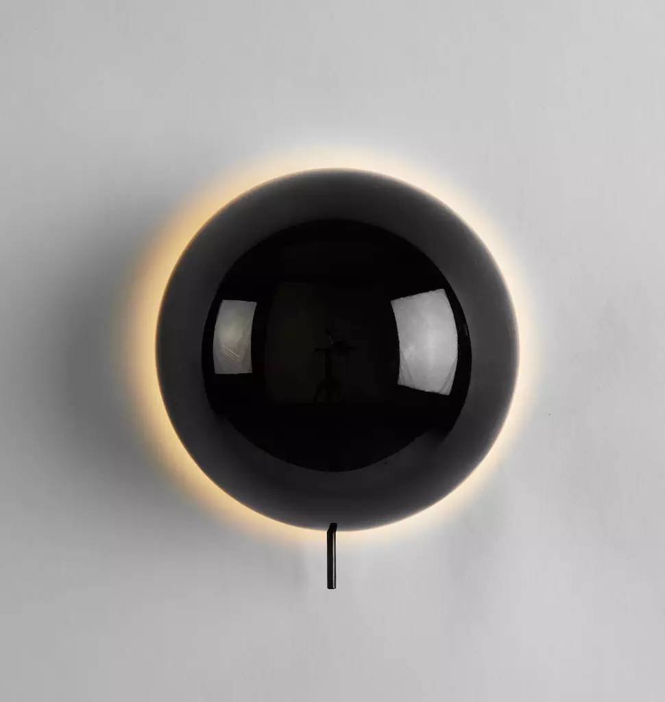 温暖又冷酷的日食壁灯「Eclipse Sconce」