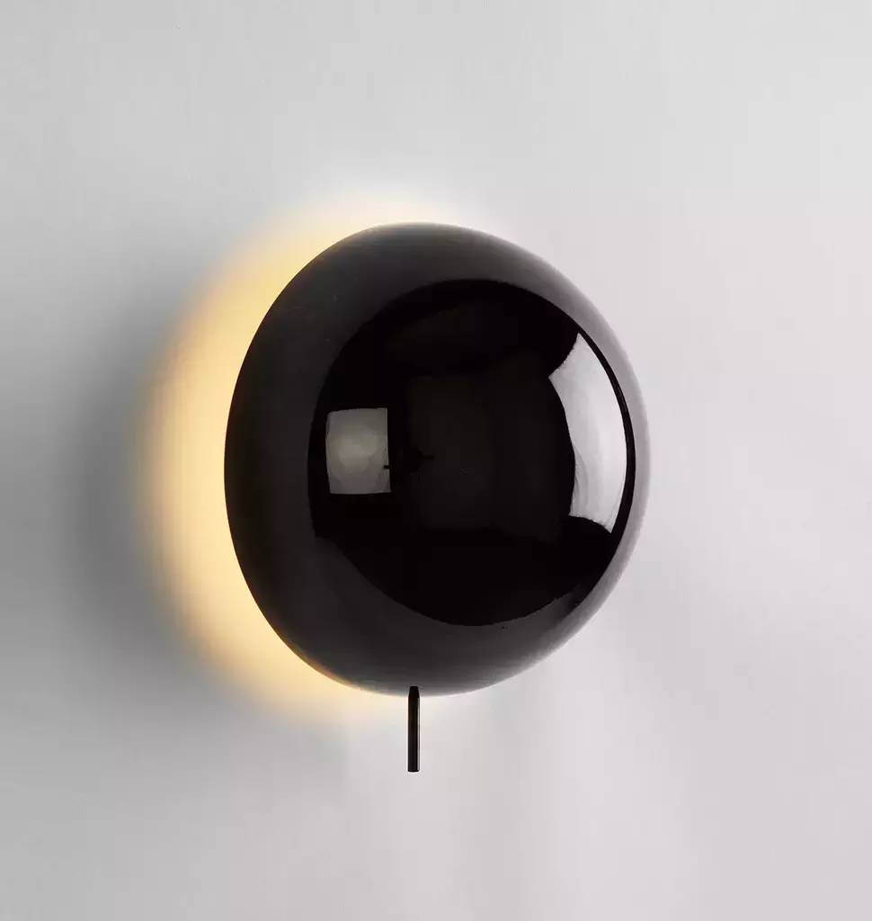 温暖又冷酷的日食壁灯「Eclipse Sconce」