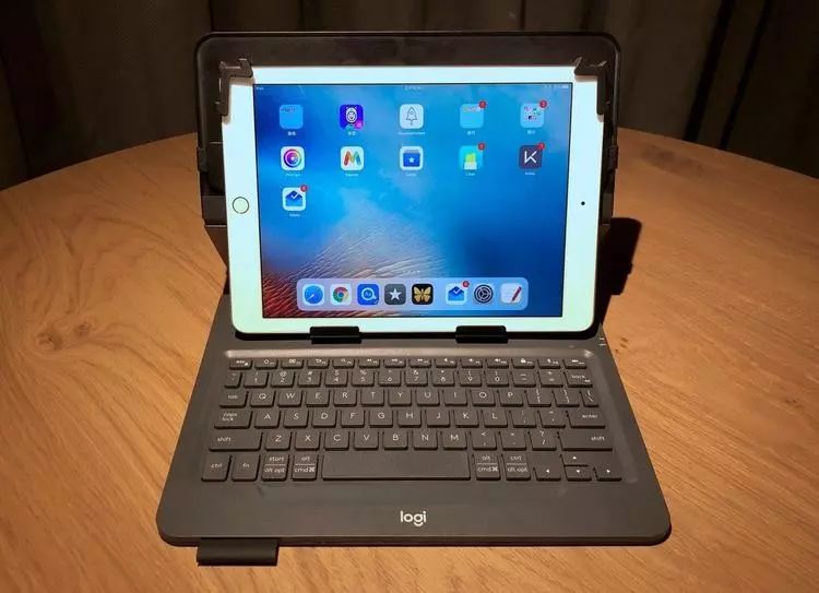 想把 iPad 当笔记本电脑用？可以试试这款外接键盘