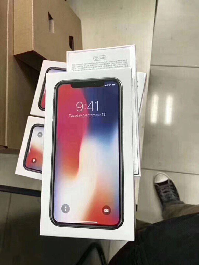 iPhoneX全球第一开箱视频，iPad牛排月底停止所有服务