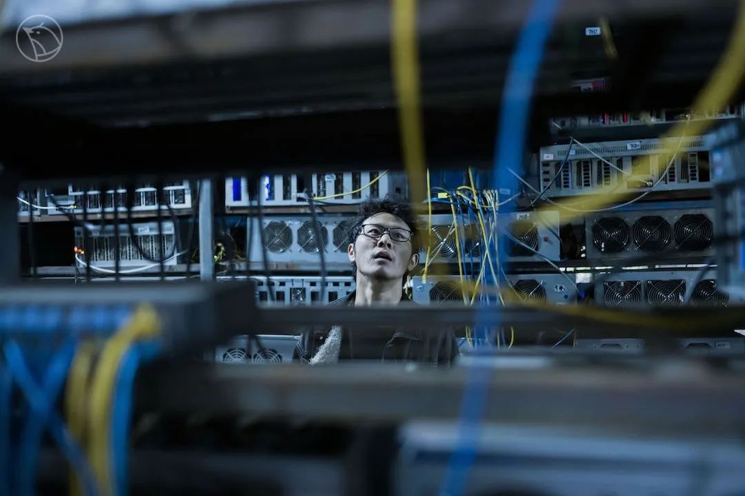 小镇破厂房里，怀揣暴富梦的青年在疯狂挖矿｜谷雨影像