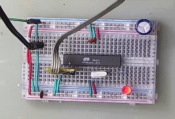 ▲ 图1-2 在面包板上搭建的ATmega8 下载界面