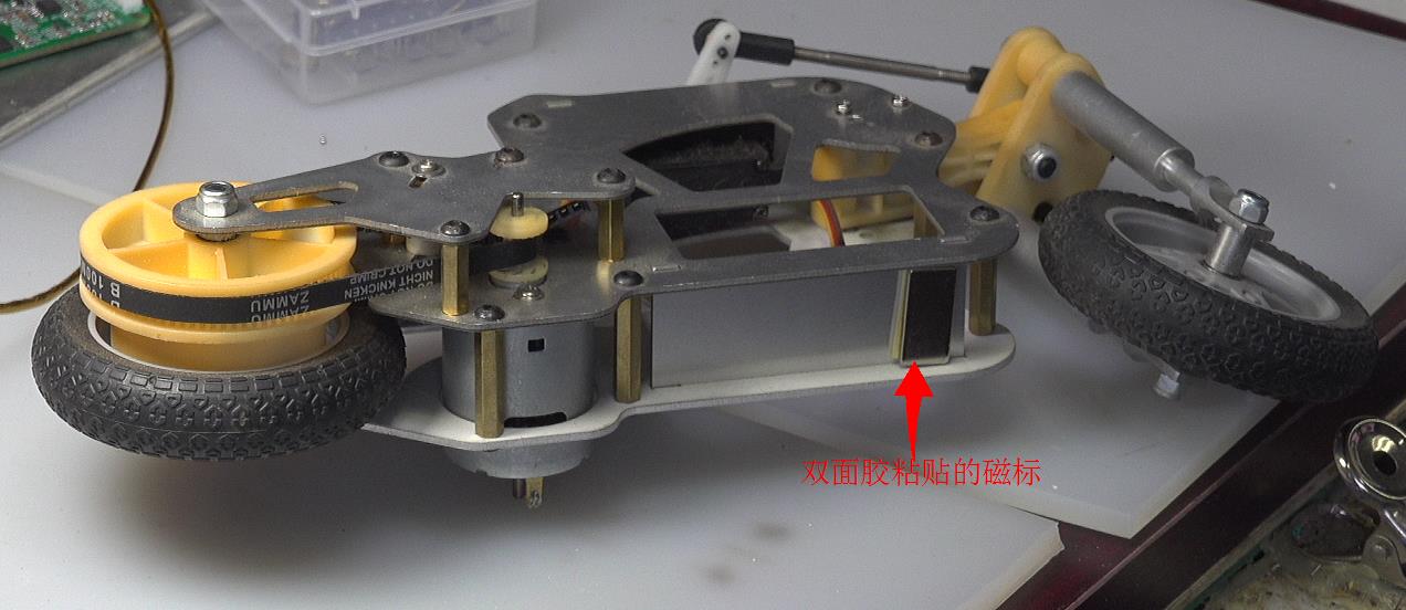 ▲ 图3.2.2 使用双面胶将磁标粘贴在电单车底部