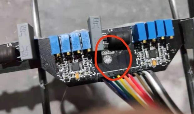 ▲ 图1.1 只有学校和日期标识的PCB板